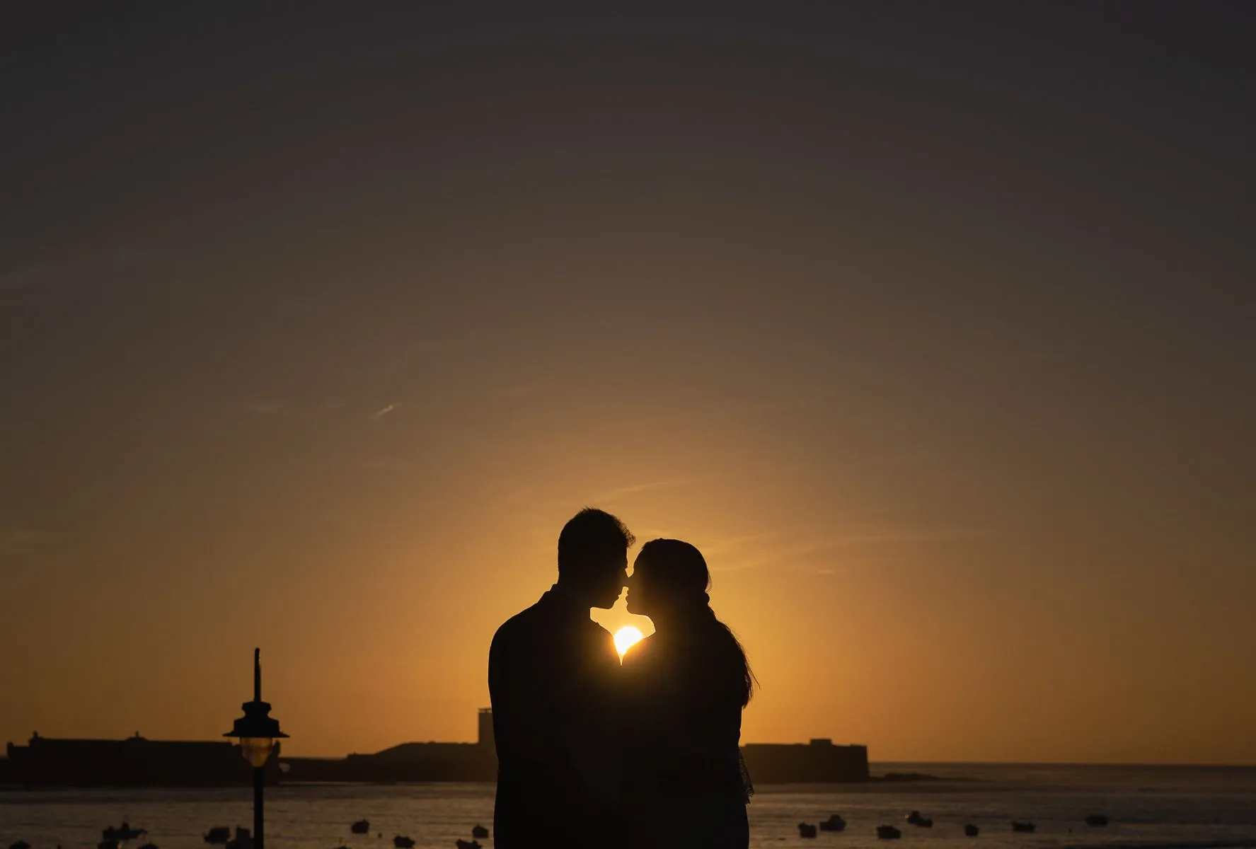 Postboda en La Caleta, Cádiz: Una Playa Mágica para Fotografías Inolvidables. © Foto Alba 2022