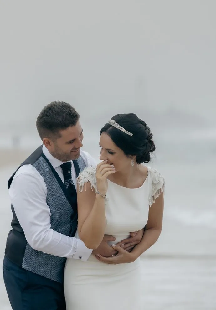 Paraja de novios tras su boda disfrutando en su sesión postboda en las playas de Cádiz.