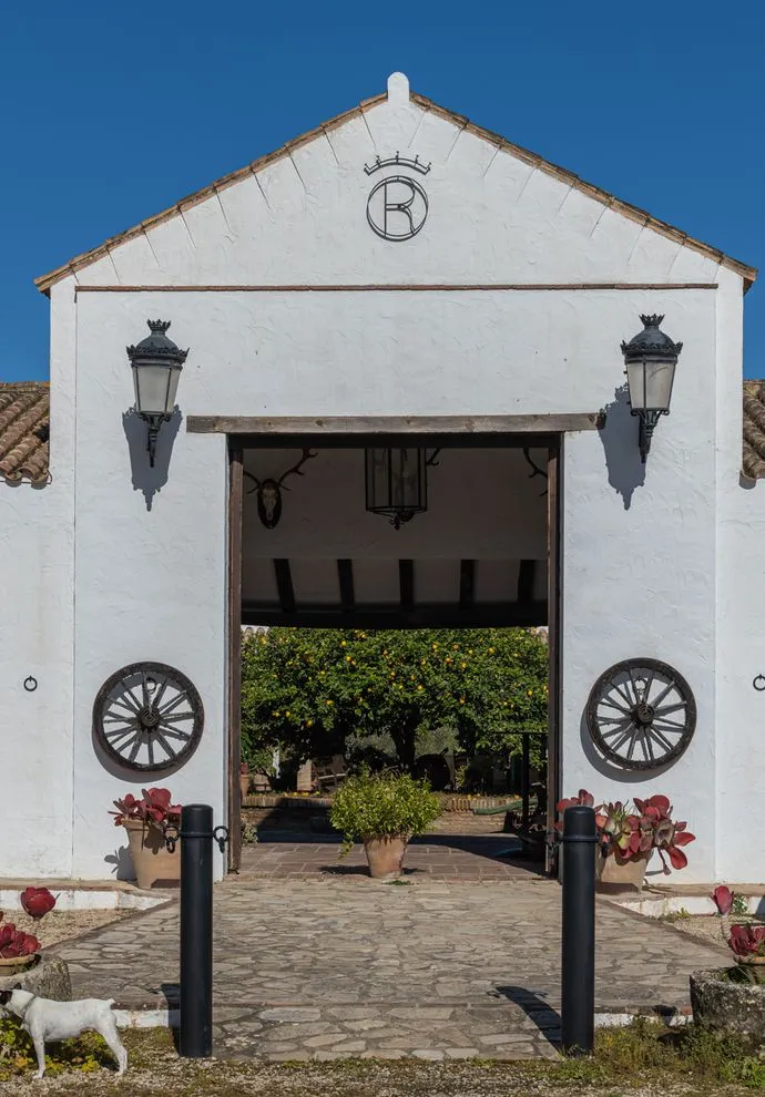 Fachada del Cortijo Mesa de la Plata en Arcos de la Frontera