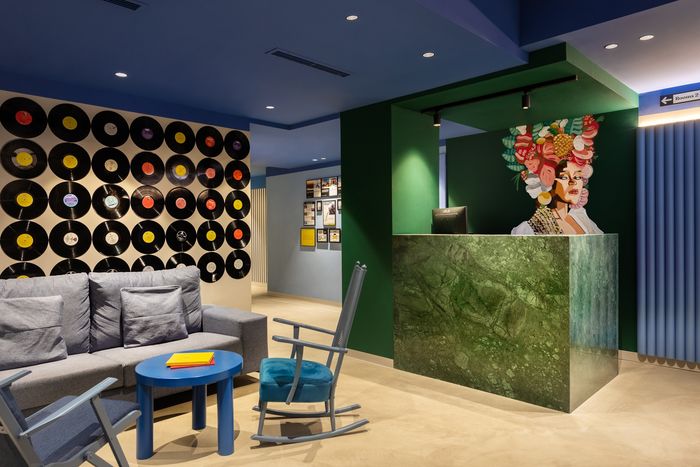 Reception | Coeo Pod Hostel, Malaga | Dani Vottero, hotels photographer