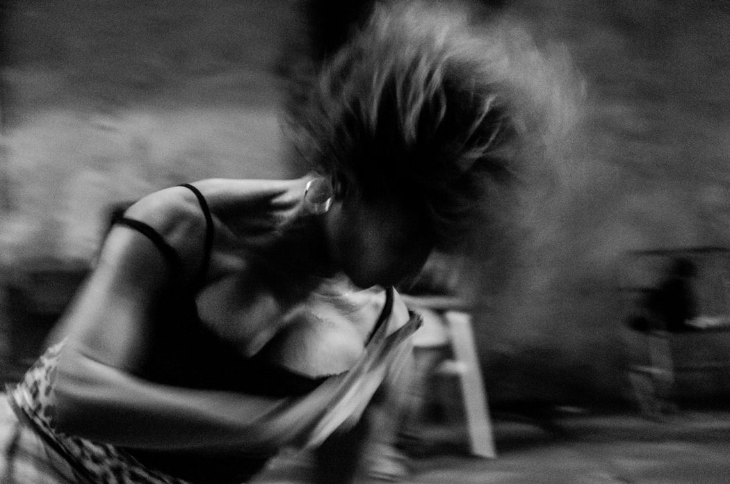 profesora de baile en pleno movimiento de baile fotografia final tras la edicion de luis alarcon abietar