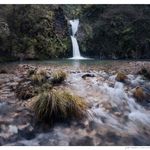 rio con cascada al fondo y ambiente otoñal