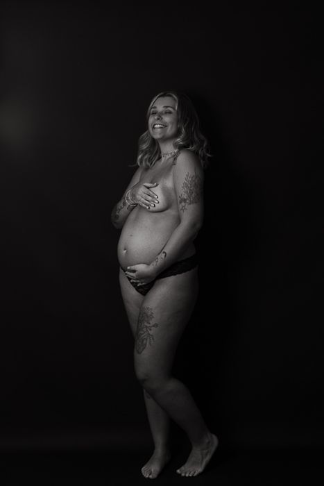 Sesión de fotos embarazo desnudo estudio-Mireia Navarro Fotografía