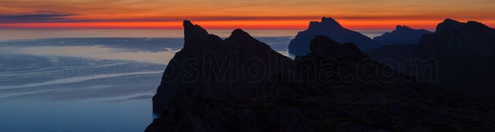 Crepúsculo matinal en las montañas de Pollensa, sierra de Tramuntana, Mallorca
