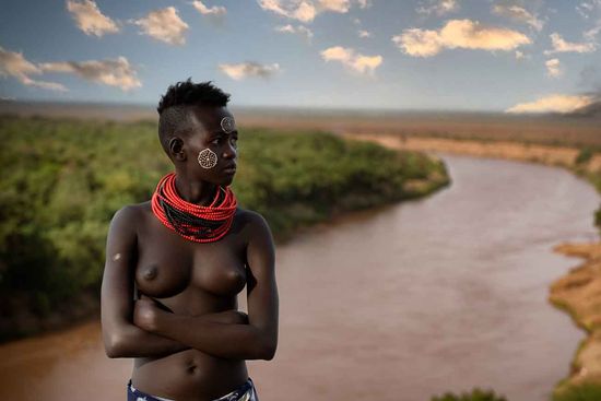 joven de la tribu Kara con el rio Omo al fondo. Etiopia 