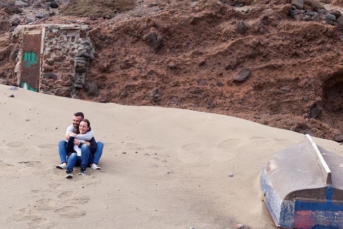 Novios abrazados en la playa del burrero