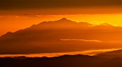 El Sueve siendo bañado por un amanecer.